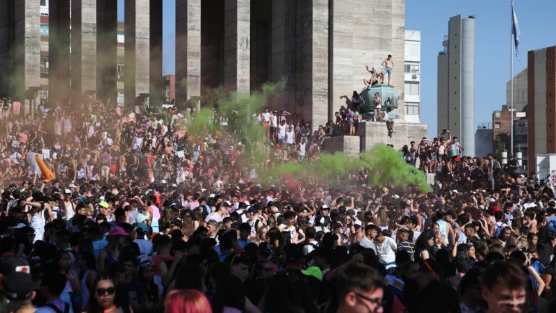 Una multitud de adolescentes en el Monumento este viernes por la mañana.