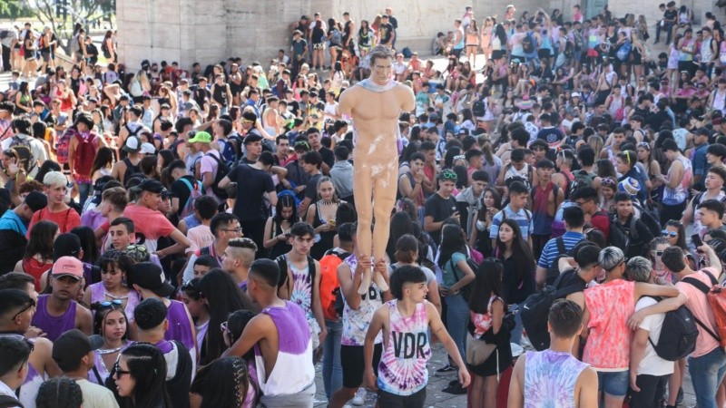 Una multitud de adolescentes en el Monumento este viernes por la mañana.