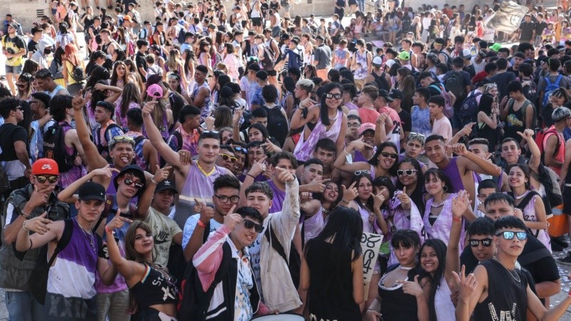 Una multitud de adolescentes en el Monumento este viernes por la mañana.