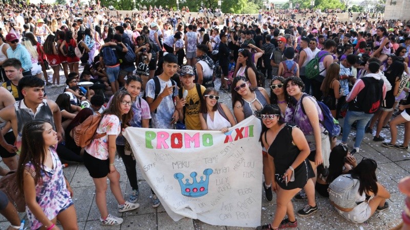Una multitud de adolescentes en el Monumento este viernes por la mañana.