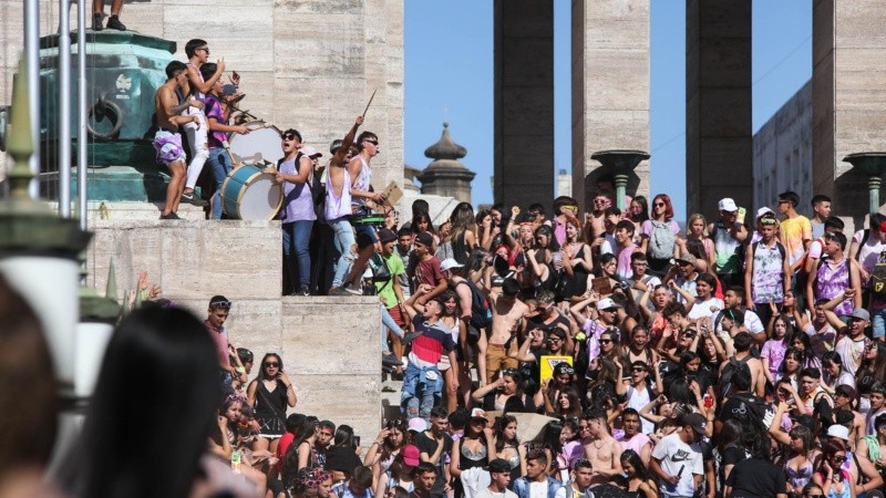 Una multitud de adolescentes en el Monumento este viernes por la mañana.