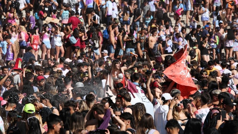Una multitud de adolescentes en el Monumento este viernes por la mañana.