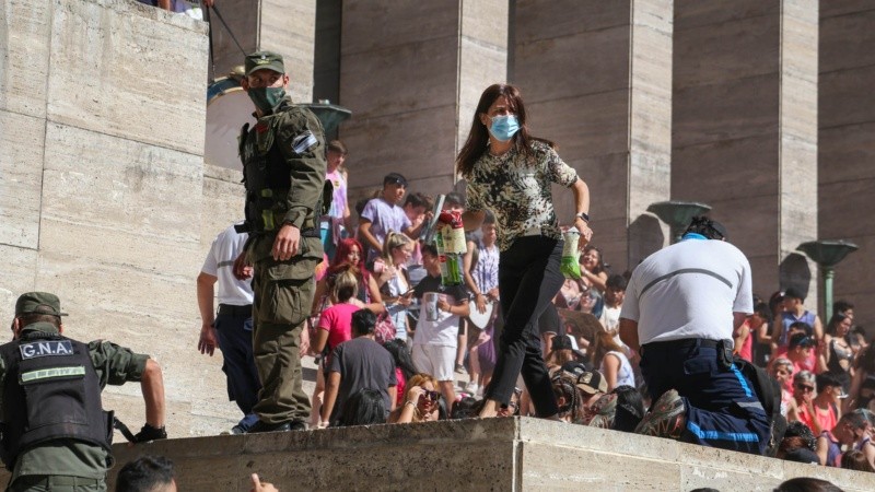 La secretaria de Control se sumó a los operativos para decomisar alcohol a menores.