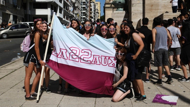 Una multitud de adolescentes en el Monumento este viernes por la mañana.