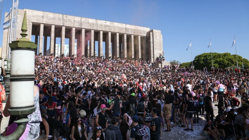 Una multitud de adolescentes en el Monumento este viernes por la mañana.