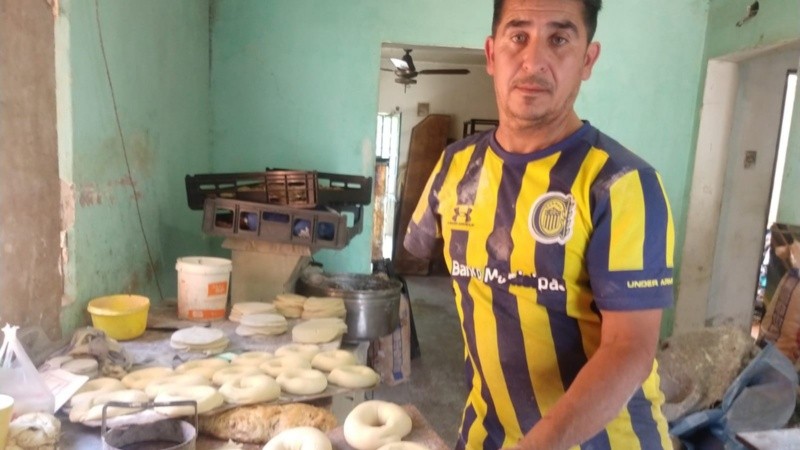 Trabaja gracias a un vecino que le prestó una olla.