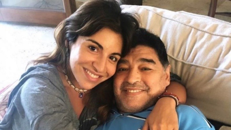 Gianinna Maradona le escribió una carta a su padre y le pidió que la ayude a tener fuerzas.