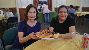 Los rosarinos y rosarinas salieron a probar platos típícos.