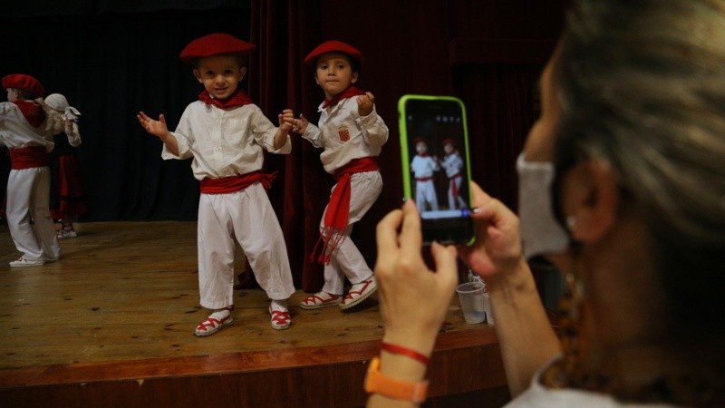 Niños en el escenario del Centro Navarro.