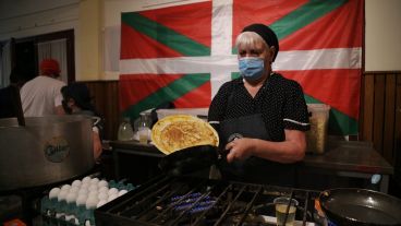 Una tortilla vasca recién salida de la sartén.