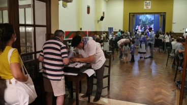 El Centro Vasco con mesas completas.