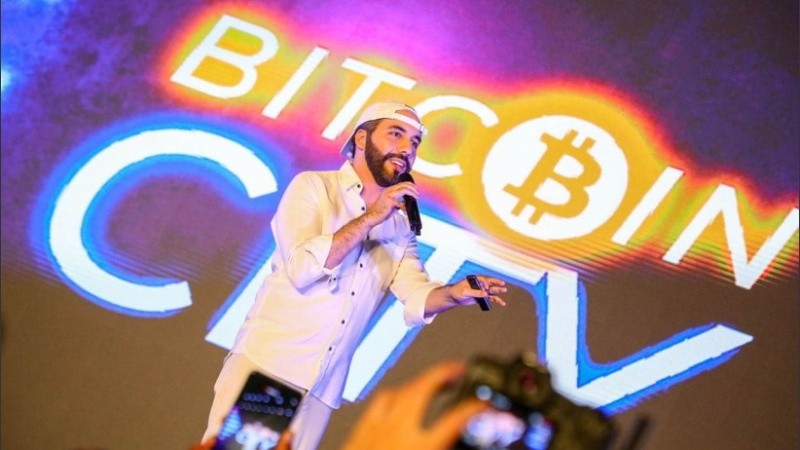 Bukele pretende transformar completamente el país, a pesar de los problemas tecnológicos y las protestas.