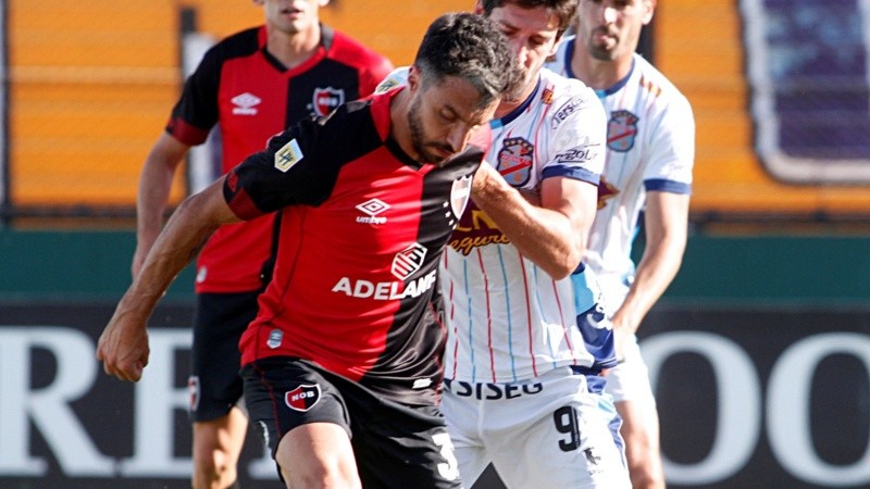 Scocco maneja. Salió encendido en el complemento y le dio vida a Newell's.