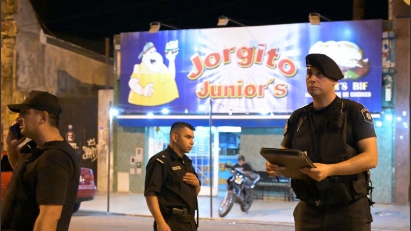 Gran cantidad de policías en los dos comercios baleados.