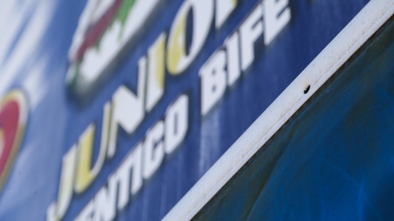 Uno de los impactos de bala en el local de comidas Jorgito Juniors.