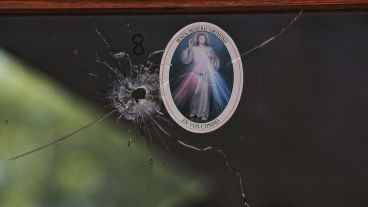 Uno de los tiros que impactaron en la puerta de la tradicional parrilla de Pellegrini al 1700.