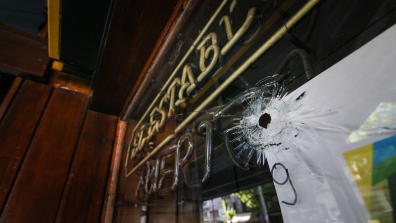 Tiros contra El Establo, en plena avenida Pellegrini y con comensales adentro.