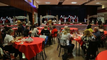 Mucha gente en el Centro Navarro este viernes a la noche.