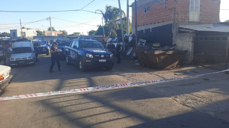 Los policías trabajaban en la zona del crimen.