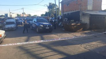 Los policías trabajaban en la zona del crimen.
