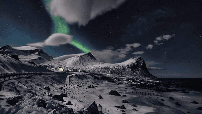 El fenómeno se acompaña con cielos estrellados y auroras boreales. 