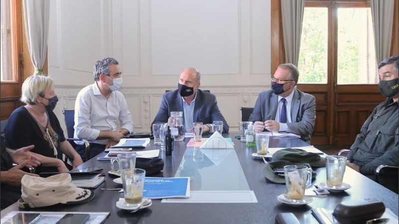 El gobernador encabezó la reunión de la que participaron el intendente Pablo Javkin y el ministro de Seguridad, Jorge Lagna, entre otros funcionarios.