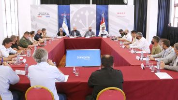 Del encuentro encabezado por el Gobernador Omar Perotti, también participaron la jefa de la Policía de Santa Fe, Emilce Chimenti; Policía de Santa Fe, Policía Federal, Gendarmería, Prefectura y Policía de Seguridad Aeroportuaria.