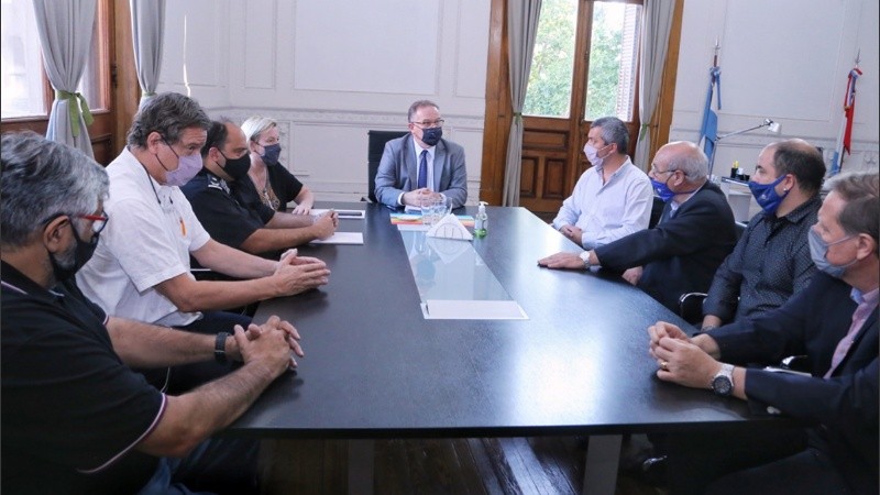 El ministro de seguridad, Jorge Lagna, mantuvo un encuentro con dirigentes del sector gastronómico de la ciudad de Rosario.