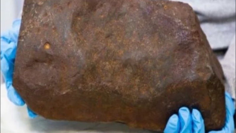 El meteorito pesa unos 17 kilogramos.