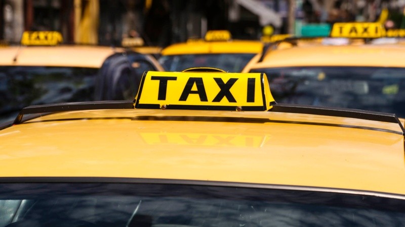 Los taxistas se movilizaron al Concejo y solicitan un aumento antes de fin de año.