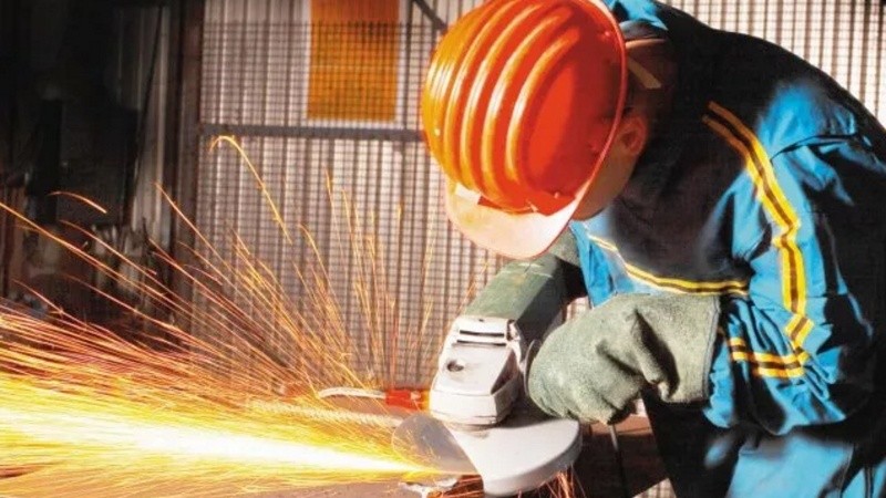 La prohibición de cesantías y suspensiones sin causa fue dictada a raíz de la aparición del coronavirus SARS- CoV2.