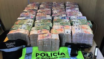 La plata iba divida en cuatro cajas en el asiento trasero.