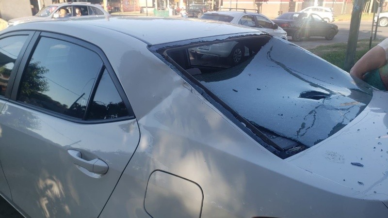 Los cables rompieron la luneta y parte del Toyota Corolla.