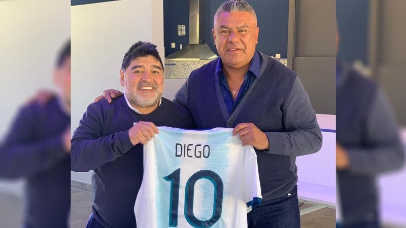 Chiqui Tapia había recibido y homenajeado a Diego cuando era entrenador de Gimnasia. 