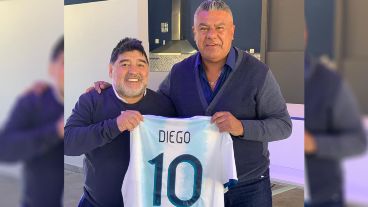 Chiqui Tapia había recibido y homenajeado a Diego cuando era entrenador de Gimnasia.