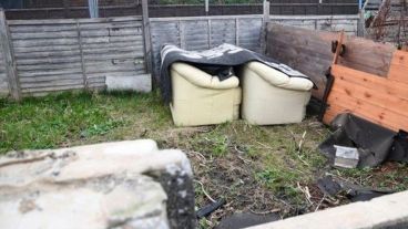 El dueño de la casa dijo que los usurpadores tiraron los muebles al patio trasero.