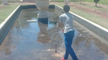 Limpieza de fuentes de agua en el Parque Independencia.