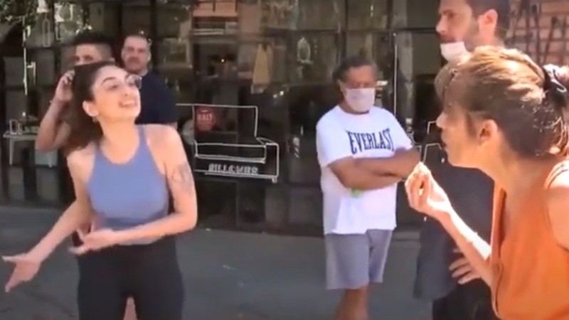 El hecho generó una discusión entre las personas que intervinieron.