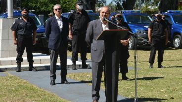 Germán Montenegro, a quien le secuestraron el teléfono en la requisa, con Sain detrás