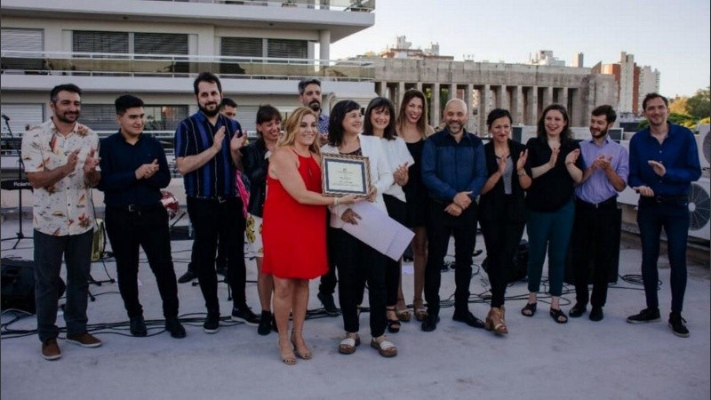Girda y Los del Alba recibió la distinción en una ceremonia realizada en la terraza del Concejo Municipal.