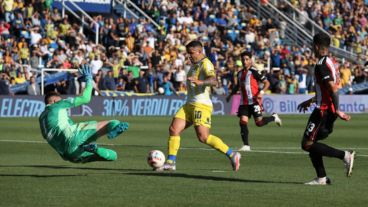 Vecchio tuvo el segundo antes del entretiempo pero lo tapó Armani.