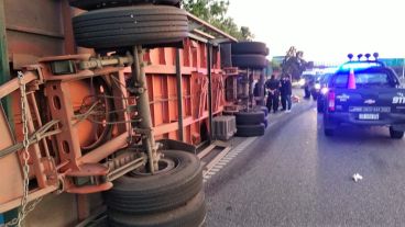 El camionero hizo una mala maniobra y tumbó el acoplado.