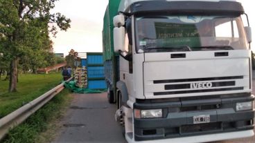 El camionero hizo una mala maniobra y tumbó el acoplado.