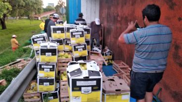 El camionero hizo una mala maniobra y tumbó el acoplado.