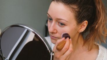 A diferencia de otros estilos de maquillaje, este se caracteriza por no ser muy cargado ni excesivamente llamativo