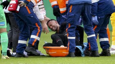 Neymar sufrió una fuerte torcedura de su tobillo izquierdo cuando cayó al piso tras intentar eludir a un rival.