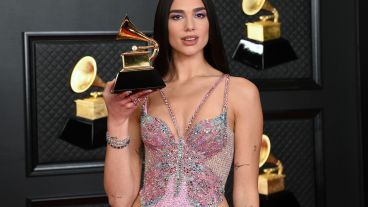 La cantante inglesa Dua Lipa es una de las artistas que más utiliza las mariposas en sus distintos outfits