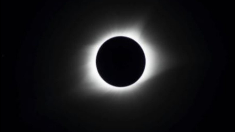 Los eclipses solares ocurren cuando la Luna pasa entre la Tierra y el Sol.