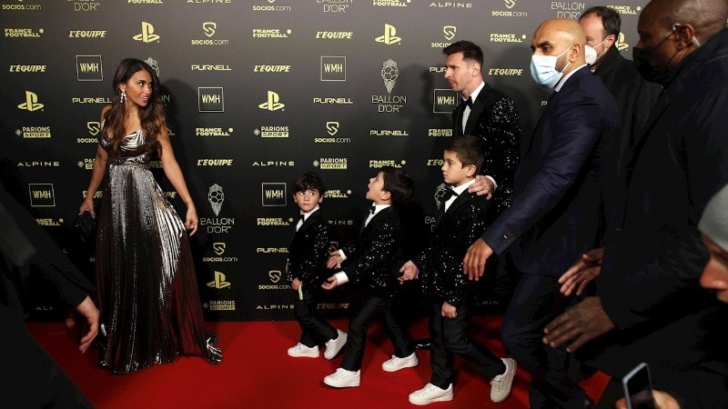 Messi acudió a la ceremonia en el Teatro del Châtelet de París, acompañado de su familia.