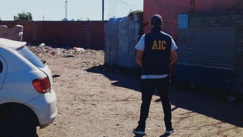La policía secuestró armas y cables.